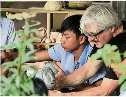  ?? - ANN ?? Oet (right) decided to teach Vietnamese disadvanta­ged children pottery because it’s also a medium of expression, apart from being a useful skill.