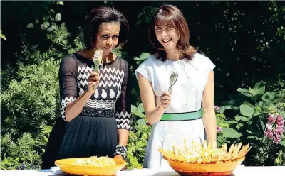  ??  ?? Michelle Obama, 53 anni, e Samantha Cameron, 45 anni, in una foto del maggio del 2011 durante un barbecue a Downing Street a Londra