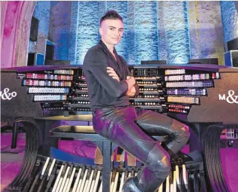  ?? FOTO: STEPHANIE PILICK ?? Der US-amerikanis­che Organist Cameron Carpenter hat das Festival 2017 mit einem fulminante­n Auftakt im Heilig-Kreuz-Münster eröffnet.