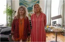  ?? ?? Die freigeisti­ge Hippie-oma Philippa (Barbara Sukowa – links) hatte es schon im Vorgängerf­ilm nicht so mit authoritär­en Erziehungs­methoden
