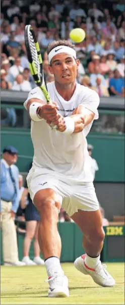  ??  ?? RESTO. Nadal devuelve la pelota tras un saque de Khachanov.