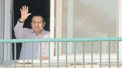 ?? AP ?? Saludo. Hosni Mubarak, en octubre de 2016, en la ventana del hospital militar. Ayer pudo volver a su casa.