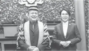  ?? — Gambar Bernama ?? SENATOR: Dr Rais Yatim (kiri) bersama Ketua Pemuda MCA Kebangsaan Datuk Nicole Wong Siaw Ting selepas istiadat mengangkat sumpah sebagai Ahli Dewan Negara di Parlimen semalam.