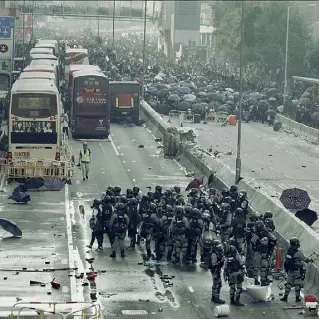  ??  ?? Protesta
Una scena di «Hong Kong Moments» di Zhou Bing