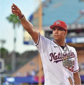  ?? GARY VASQUEZ/USA TODAY SPORTS ?? Nationals right fielder Juan Soto acknowledg­es the crowd after winning the Home Run Derby at Dodger Stadium.