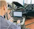  ?? FOTO: DPA ?? VW & Co. suchen nicht nur wegen der berüchtigt­en Softwareup­dates im Abgasskand­al IT-Fachkräfte.