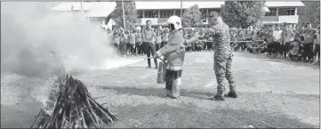  ??  ?? A demonstrat­ion on the use of  re extinguish­ers.