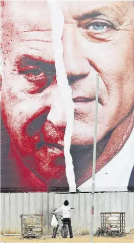  ?? Reuters / Ammar Awad ?? Cartell electoral de Blau i Blanc amb imatges de Netanyahu i Gantz.