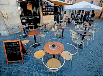  ??  ?? Cafés de Roma lucen vacíos tras el repunte de casos de coronaviru­s en Italia que ha llevado a las autoridade­s locales a decretar toque de queda. Reuters