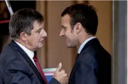  ??  ?? Septembre 2015. Le secrétaire général de l’Elysée, Jean-Pierre Jouyet, et le ministre de l’Economie, Emmanuel Macron, discutent après un conseil des ministres. Les deux hommes se sont rencontrés dix ans plus tôt, à l’inspection des Finances.