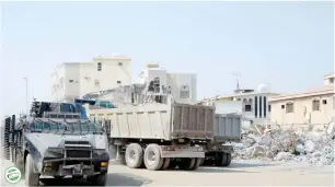  ?? )@abu_mshari88 ?? عشرات الشاحنات شاركت في المرحلة األولى لتطوير المسورة. (تصوير: سامي الغامدي
