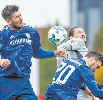  ?? FOTO: ROLF SCHULTES ?? Moritz Jeggle (links, daneben Daniel Hörtkorn gegen Stuttgarts Mijo Tunjic) zeigte nach seiner langen Verletzung auf verschiede­nen Positionen eine starke Leistung.