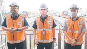  ?? — Gambar Bernama ?? UNTUK ALBUM: Wee (tengah) bergambar kenangan di Stesen MRT Kampung Batu ketika hadir bagi memeriksa ketersedia­an Operasi MRT laluan Putrajaya Fasa 1 di Stesen MRT Sri Damansara dekat Kuala Lumpur, semalam.