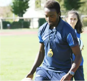  ??  ?? Sadze Leroy est en contrat d’avenir au club de foot de Mortagne.