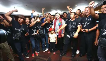  ??  ?? Rafizi (centre) poses with his supporters at the event.