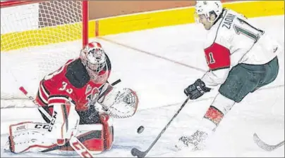  ?? RYAN TAPLIN/THE CHRONICLE HERALD ?? Halifax Mooseheads’ Filip Zadina, right, is considered the top QMJHL forward available for this year’s NHL draft and Drummondvi­lle Voltigeurs’ Olivier Rodrigue is projected as the league’s best goalie prospect. They are shown during a Feb. 25 game at...