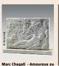  ??  ?? Marc Chagall - Amoureux au repos, circa -, basrelief en marbre, , x , x  cm - Estimation :   –   €