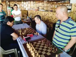  ??  ?? MALALIM ang diskarte nina National Master Wilfredo Neri (kaliwa) kontra kay Philippine Executive Champion Atty. Cliburn Anthony A. Orbe, habang nakamasid si Chief arbiter National Master Carlito Lavega sa fith round ng Philippine Executive Chess...