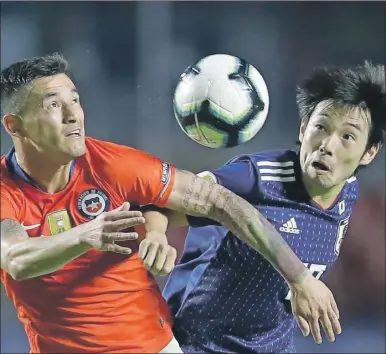  ??  ?? El chileno Charles Aranguiz (izquierda) disputa el esférico con el japonés Shoya Nakajima, en el primer partido de ambas seleccione­s en Brasil