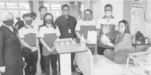  ?? ?? TAHNIAH: Ahli BSMM Cawangan Sarikei menyampaik­an sijil anak angkat dan hamper kepada salah seorang ibu bayi yang terpilih.