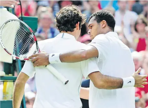  ?? GETTY ?? 17.30 Beim einzigen Rasenduell führte Federer mit 2:0 Sätzen und verlor dennoch: 2011 im Wimbledon-viertelfin­al. Verfolgen Sie den Achtelfina­l zwischen Roger Federer und Jo-wilfried Tsonga auf 20min.ch