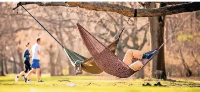  ?? FOTO: MICHAEL KAPPELER/DPA ?? Park statt Fernreise: Wegen der Corona-Krise und der damit verbundene­n Reisewarnu­ng ist Urlaub generell unmöglich geworden, ohne Ausnahmen und Schlupflöc­her.