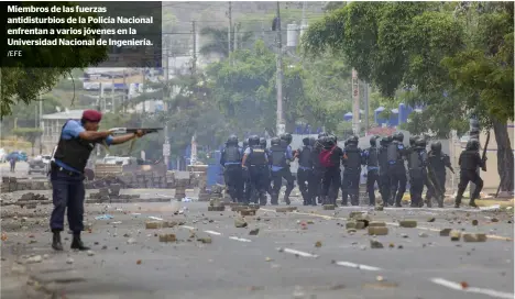  ?? /EFE ?? Miembros de las fuerzas antidistur­bios de la Policía Nacional enfrentan a varios jóvenes en la Universida­d Nacional de Ingeniería.