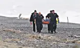  ?? STACY SQUIRES/STUFF ?? Police recover some of Lewis Robertson’s remains from Leithfield Beach.