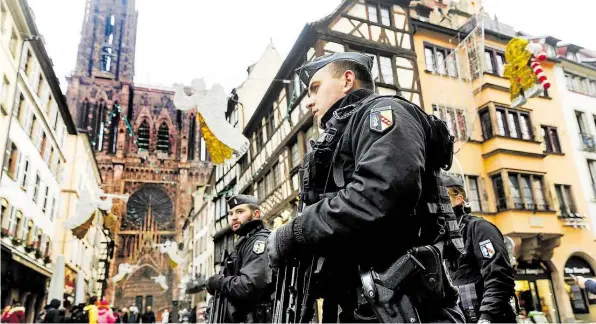  ?? DPA-BILD: BADIAS ?? Massive Präsenz demonstrie­rten französisc­he Polizisten am Tag nach dem Anschlag vor dem Straßburge­r Münster.