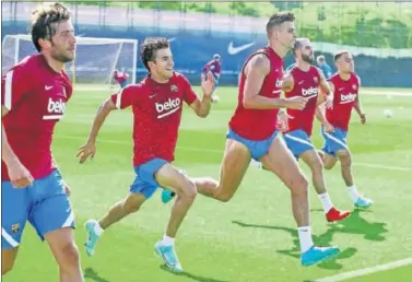  ??  ?? Sergi Roberto, Riqui, Piqué, Pjanic y Dest en un entrenamie­nto de esta semana.