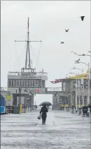  ?? ?? Santa Mónica. Una persona lleva un paraguas en plena tormenta.