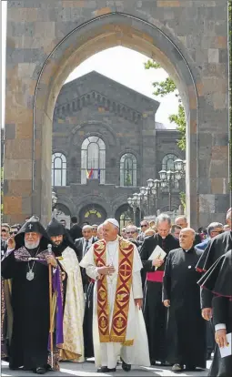  ?? FOTOS: AP Y AFP ?? JUNTOS. Con el patriarca Karekin II, de la Iglesia apostólica armenia.