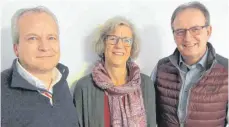  ?? FOTO: STEPPAT ?? Die beiden Calendula-Vorstände Joachim Dufner (links) und Hans-Jörg Leonhardt (rechts) sowie Ambulanz-Koordinato­rin Gisela Haupt ziehen Bilanz für das Jahr 2017.