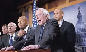  ??  ?? LA PROPUESTA fue presentada por el senador independie­nte Bernie Sanders, su colega demócrata Elijah Cummings y otros