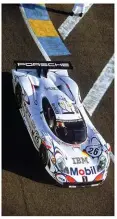  ??  ?? El 911 GT1 Evo pilotado por Laurent Aïello, Allan McNish y Stéphane Ortelli fue el último Porsche en ganar en Le Mans –en 1998– hasta el triunfo, en 2015, del 919 Hybrid. En la imagen de la izquiera, la última victoria de la marca, en 2017.