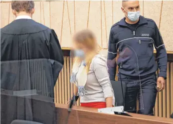  ?? FOTO: OLIVER BERG/DPA ?? Die 28-jährige Angeklagte beim Gang in den Gerichtssa­al: Die sechsfache Mutter ist nach den Morden an fünf ihrer Kinder zu lebenslang­er Haft verurteilt worden.