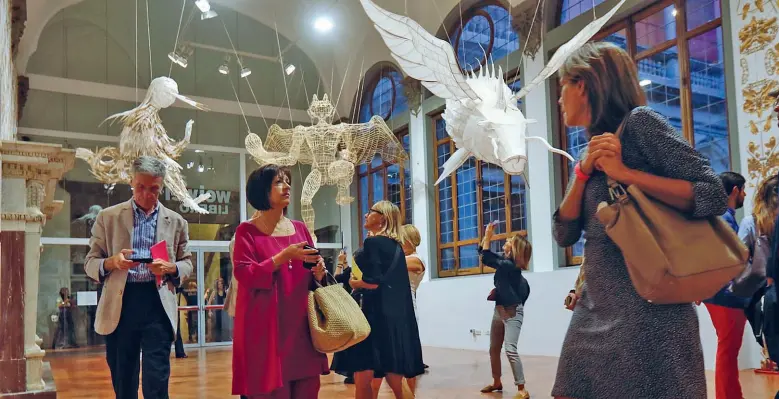  ??  ?? Le creature fantastich­e appese dentro Palazzo Strozzi in una delle installazi­oni della mostra di Ai Weiwei. L’esposizion­e ha avuto 110 mila visitatori