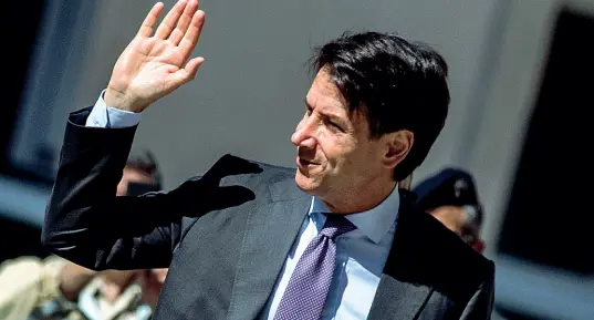  ??  ?? Incaricato
Il professor Giuseppe Conte, pugliese di Volturara Appula (Foggia), è stato il nome indicato dal Movimento Cinque Stelle e dalla Lega per la presidenza del Consiglio. Proprio ieri Conte ha iniziato il suo giro di consultazi­oni