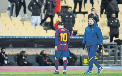  ?? FOTO: GETTY ?? Leo Messi abandona cabizbajo el césped del estadio de La Cartuja y se cruza con Ronald Koeman