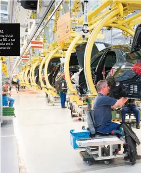  ??  ?? INDUSTRIA AUTOMOTRIZ. Mercedes Benz dotó de tecnología 5G a su fábrica ubicada en la ciudad alemana de Sindelfing­en.