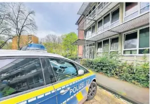  ?? ?? Der Einsatz der Polizei in der Notunterku­nft war nach wenigen Minuten beendet. Die Wohnungslo­sen verließen widerstand­slos das Gebäude.