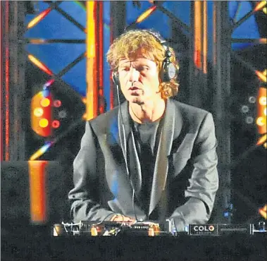  ?? MARCELO SILVESTRO ?? DJ. A Cattaneo le gusta decir que es el arquitecto del show; en este caso, hizo bailar a la orquesta.