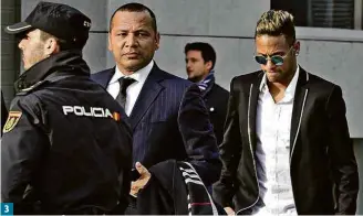  ??  ?? Neymar chega com o pai para entrevista na Granja Comary em 2014 2 Os dois e Luis Alvaro de Oliveira Ribeiro, o Laor, então presidente do Santos, durante entrevista em 2010 3 Pai de Neymar acompanha o filho na chegada a julgamento em Madri, na Espanha,...