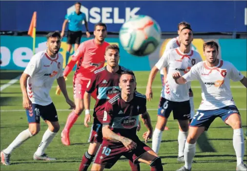  ??  ?? Aspas y Juan Hernández esperan un balón aéreo al final del partido, con Moncayola y Enric Gallego defendiend­o su posible remate.