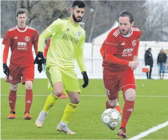  ?? FOTO: FLORIAN WOLF ?? Der FC Wangen (rechts Simon Wetzel) verlangte dem FV Ravensburg (Burhan Soyudogru) im Testspiel auf dem eigenen Kunstrasen­platz alles ab.