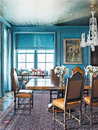  ?? ERIC PIASECKI PHOTOGRAPH­Y ?? Katie Ridder updates a historic apartment in Manhattan with turquoise lacquered walls and a silver-leaf ceiling.