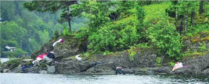  ??  ?? Armado con una pistola y un rifle y vestido de policía, Breivik siguió disparando contra los jóvenes noruegos que intentaban huir de la isla a nado. Mató a 69 personas en Utoya e hirió a más de un centenar