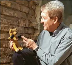  ?? Foto: Michaela Krämer ?? Unvergesse­n geblieben ist Friedrich Geiger sein Teddybär, den er im Wohnzimmer vergessen hatte, als er aus Sicherheit­sgründen in den Keller musste. 75 Jahre nach dem Krieg hat er den kleinen Bär noch immer.