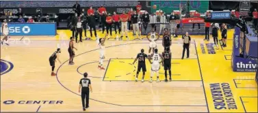  ??  ?? Kelly Oubre Jr. lanza un tiro libre durante el Warriors-Raptors jugado en el Chase Center el domingo.