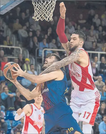  ?? FOTO: PERE PUNTÍ ?? Oriola recibiendo una falta de Poirier. El de Tàrrega estuvo demasiado solo batallando bajo los aros con los pívots baskonista­s